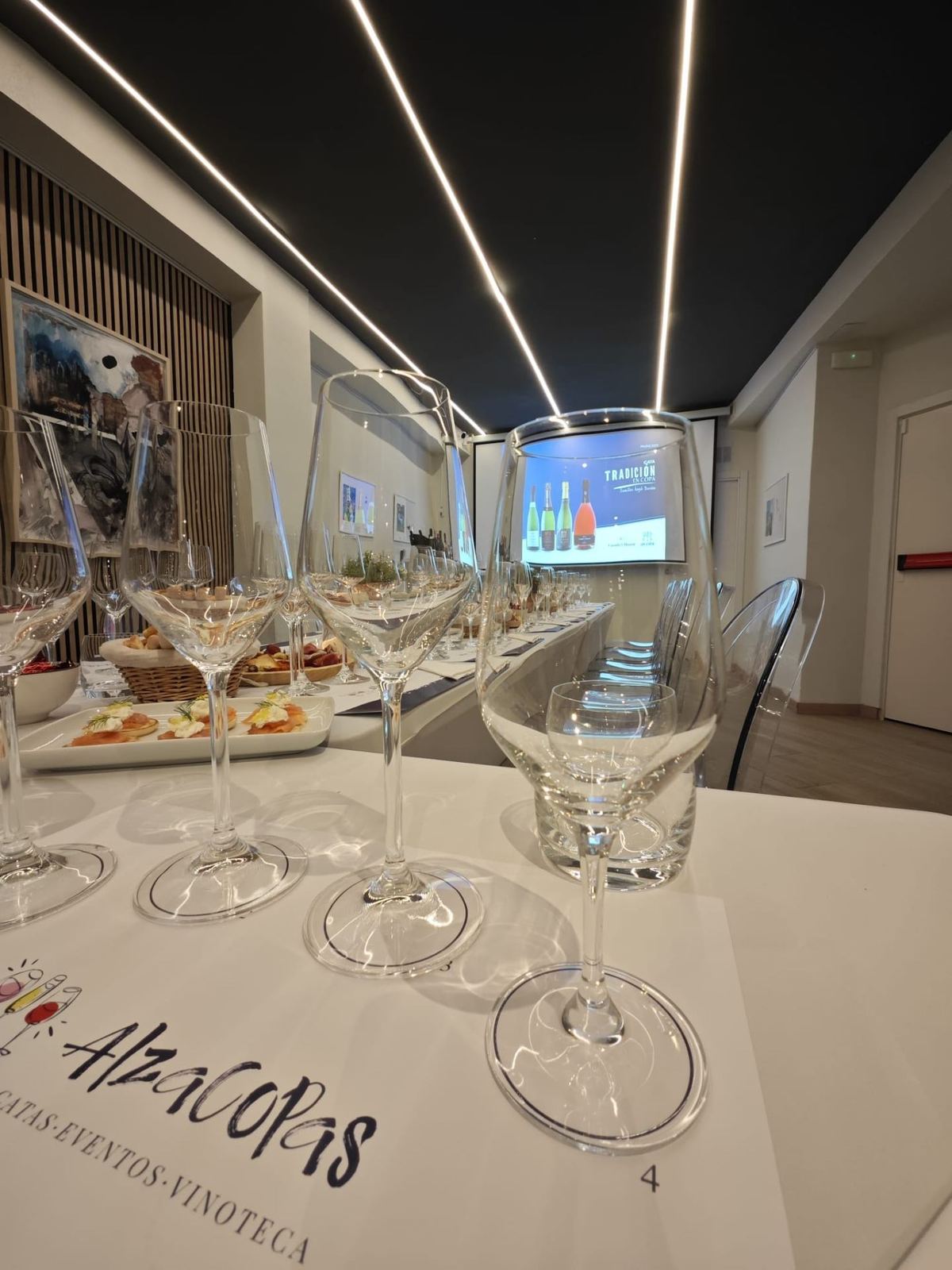 Sala con copas alineadas listas para una cata