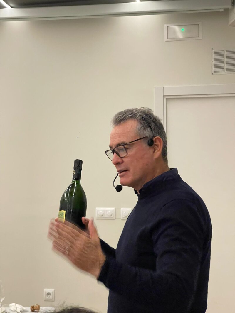 Gabio explicando una botella de vino durante una experiencia para empresa