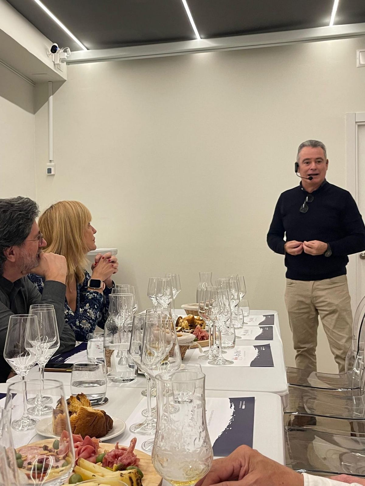 Gabio explicando un vino a los asistentes