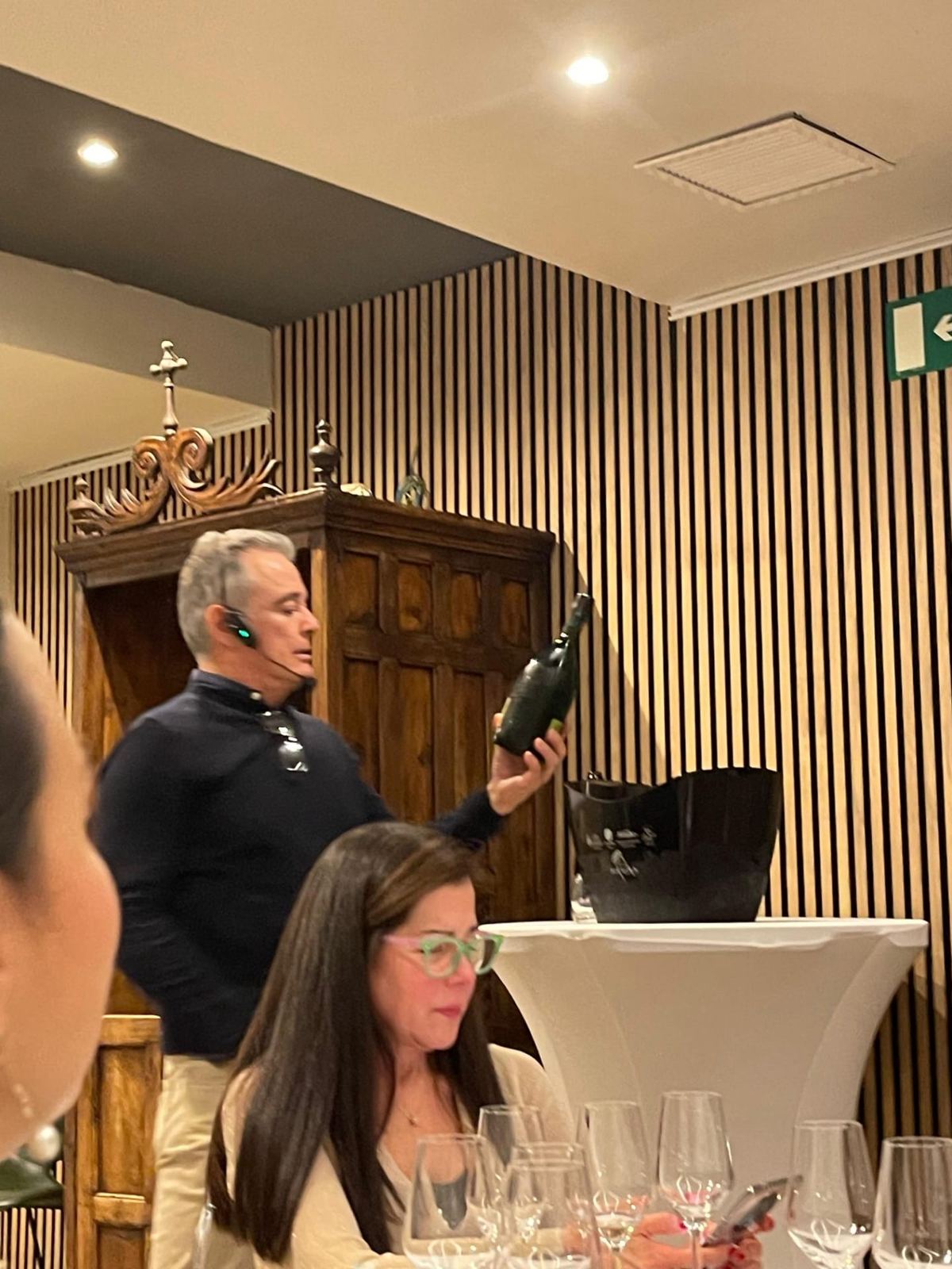 Gabio presentando una botella durante la cata